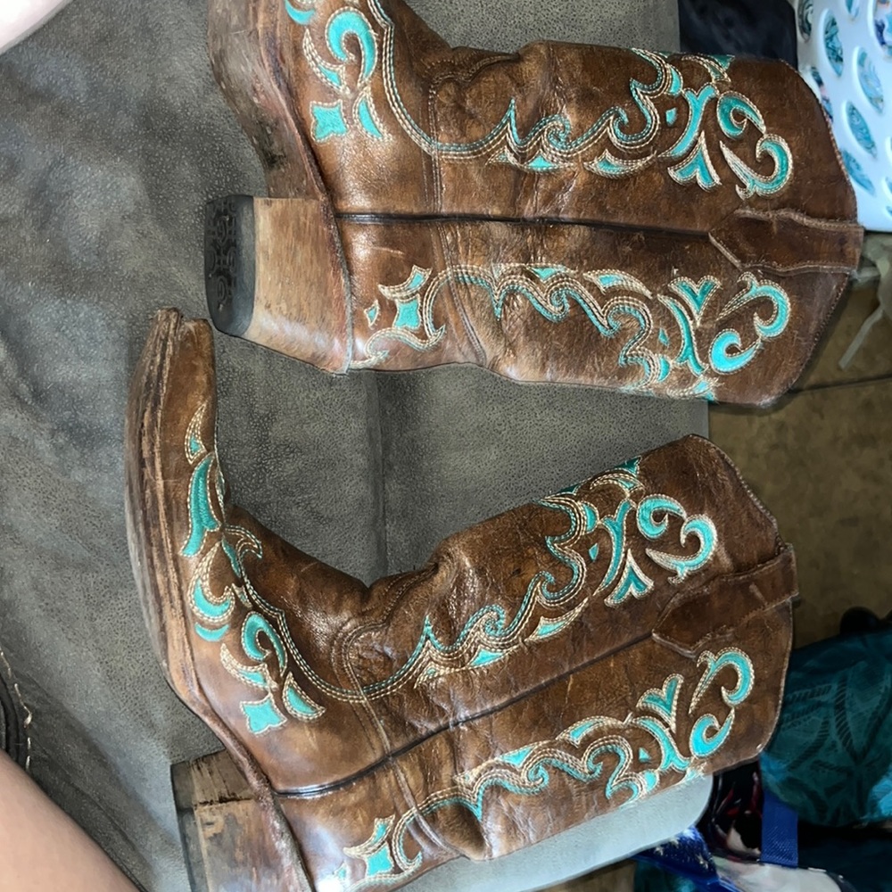 I’m selling some circle G cowboy boots. Size 9. I’ve only worn them twice.